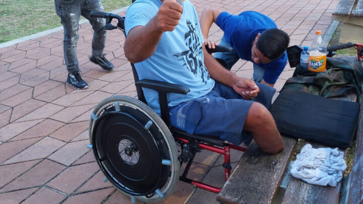 Cadeira de rodas é furtada enquanto deficiente dorme  servidores da PF arrecadam dinheiro e compram uma cadeira nova