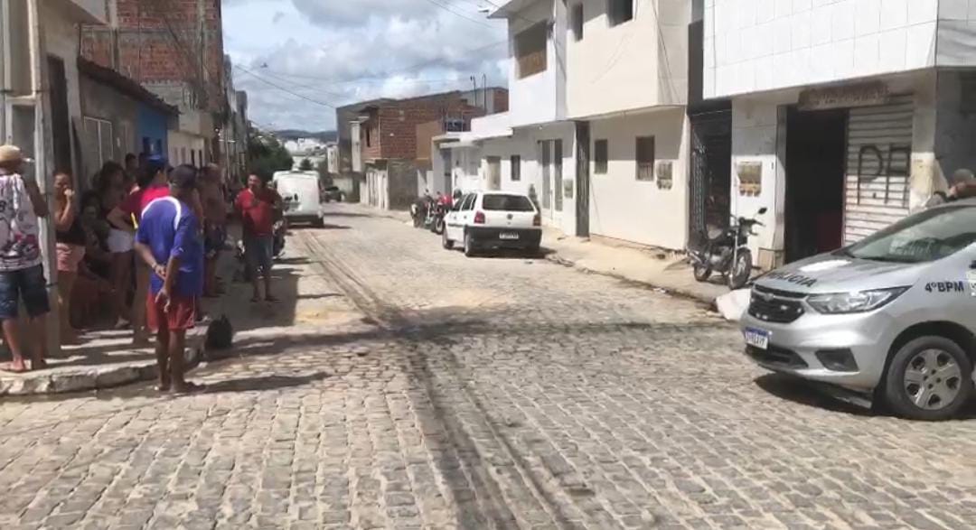 Homem é assassinado e outro é baleado em Caruaru Homem é assassinado e outro é baleado em Caruaru