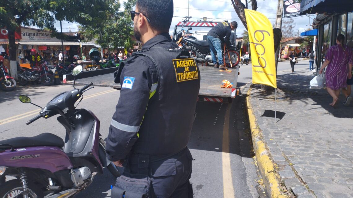 Motos autuadas e recolhidas por estarem estacionadas em locais proibidos no Parque 18 de maio, em Caruaru Motos autuadas e recolhidas por estarem estacionadas em locais proibidos no Parque 18 de maio, em Caruaru