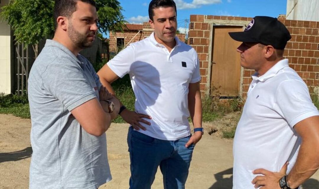 Galego de Lajes trata das solicitações dos moradores da Vila Malhada de Barreiras Queimadas com prefeito e secretários municipais Galego de Lajes trata das solicitações dos moradores da Vila Malhada de Barreiras Queimadas com prefeito e secretários municipais