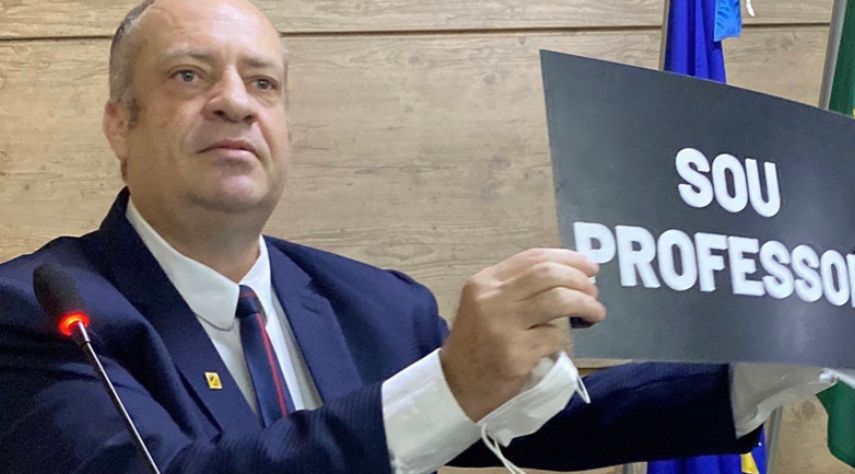 Jorge Quintino solicita criação da carteira de identidade funcional para os professores de escolas públicas e privadas de Caruaru Jorge Quintino solicita criação da carteira de identidade funcional para os professores de escolas públicas e privadas de Caruaru