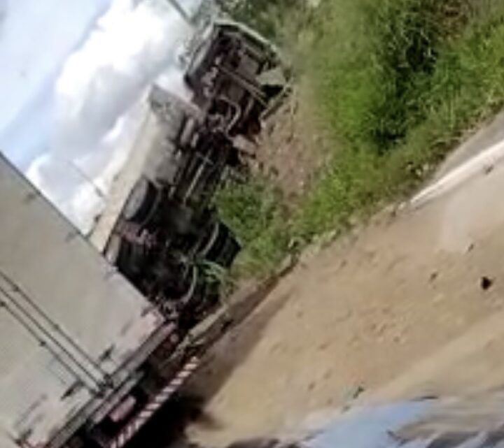 Motorista fica preso às ferragens, após colisão entre caminhões, na BR 232