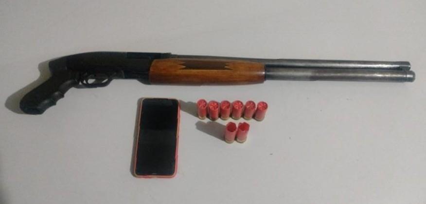 Ex-presidiário atira na PM, tenta fugir, mas é capturado, e policial fica ferido na perseguição Ex-presidiário atira na PM, tenta fugir, mas é capturado, e policial fica ferido na perseguição
