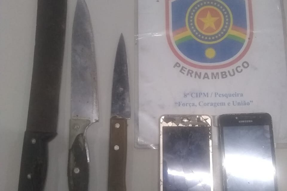 Mulher é presa após esfaquear uma amiga durante bebedeira