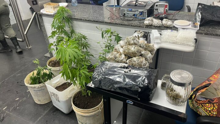 Suspeito de tráfico de drogas é baleado em troca de tiros com a polícia