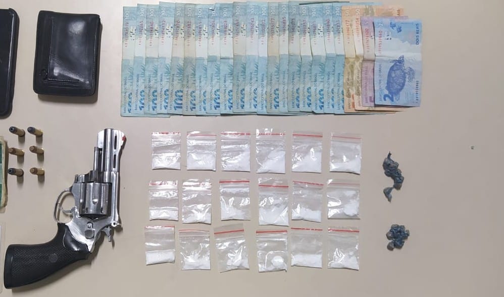 Motorista é detido com cocaína e crack após capotar veículo na BR 232 Motorista é detido com cocaína e crack após capotar veículo na BR 232