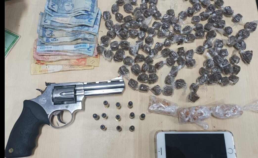 Dupla é presa por tráfico de drogas e porte ilegal de arma de fogo Dupla é presa por tráfico de drogas e porte ilegal de arma de fogo