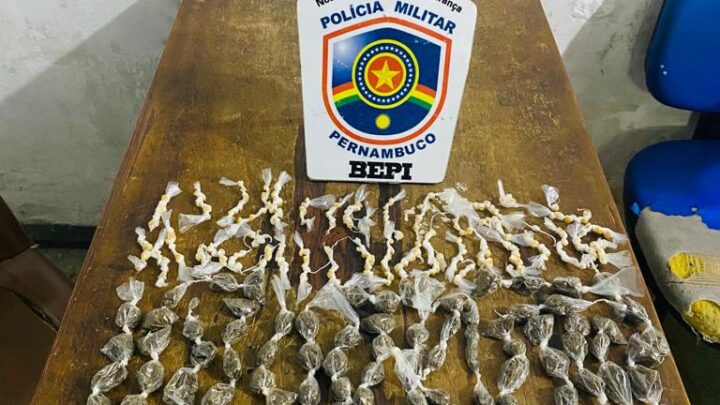 Grupo de jovens é flagrado com maconha, crack e revólver