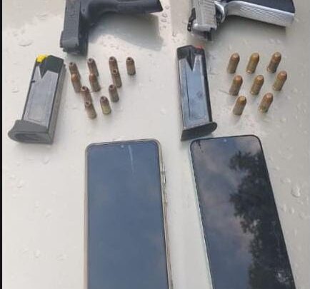 Quatro pessoas são presas com um veículo roubado e duas pistolas