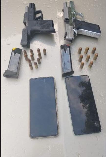 Quatro pessoas são presas com um veículo roubado e duas pistolas Quatro pessoas são presas com um veículo roubado e duas pistolas