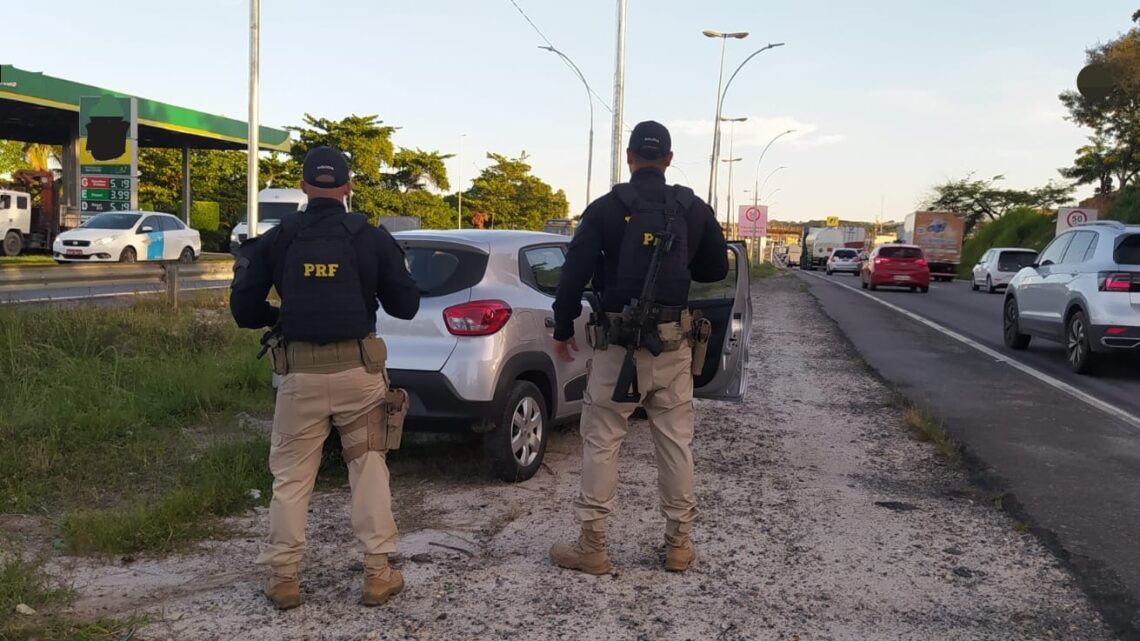 PRF detém suspeito de assalto com 13 celulares, carro roubado e simulacro de pistola