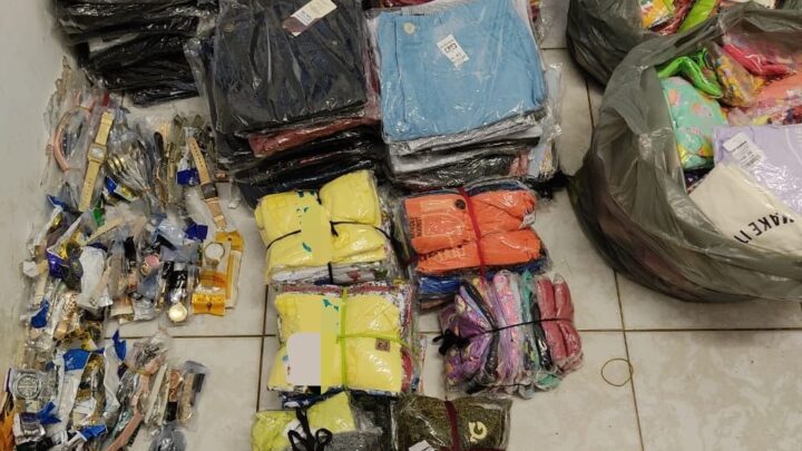 PRF detém suspeito de estelionato com mais de R$24 mil em roupas e relógios PRF detém suspeito de estelionato com mais de R$24 mil em roupas e relógios