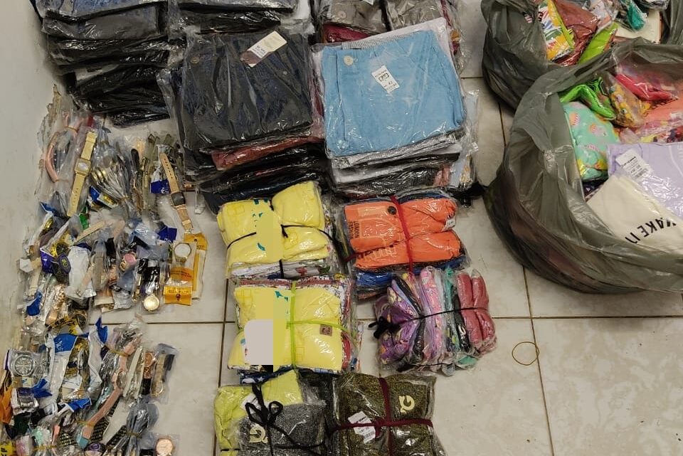 PRF detém suspeito de estelionato com mais de R$24 mil em roupas e relógios PRF detém suspeito de estelionato com mais de R$24 mil em roupas e relógios