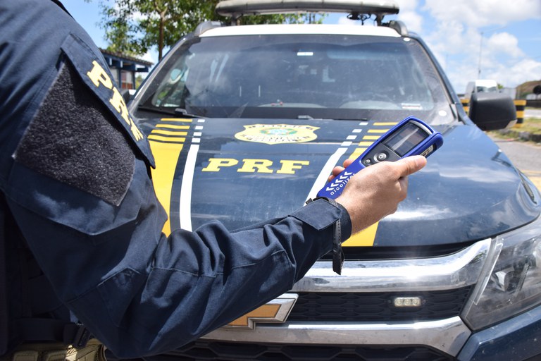 Motorista de caminhão é detido com resultado do bafômetro 4 vezes acima do permitido Motorista de caminhão é detido com resultado do bafômetro 4 vezes acima do permitido