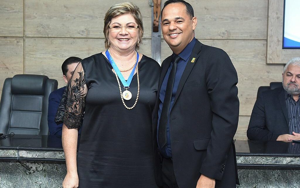 Medalha de Honra ao Mérito é concedida à jornalista Risoní Santos, propositura do vereador Irmão Ronaldo Medalha de Honra ao Mérito é concedida à jornalista Risoní Santos, propositura do vereador Irmão Ronaldo