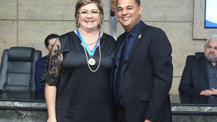 Medalha de Honra ao Mérito é concedida à jornalista Risoní Santos, propositura do vereador Irmão Ronaldo