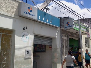 Ladrão morre entre troca de tiros com a PM em Casa Lotérica Ladrão morre entre troca de tiros com a PM em Casa Lotérica