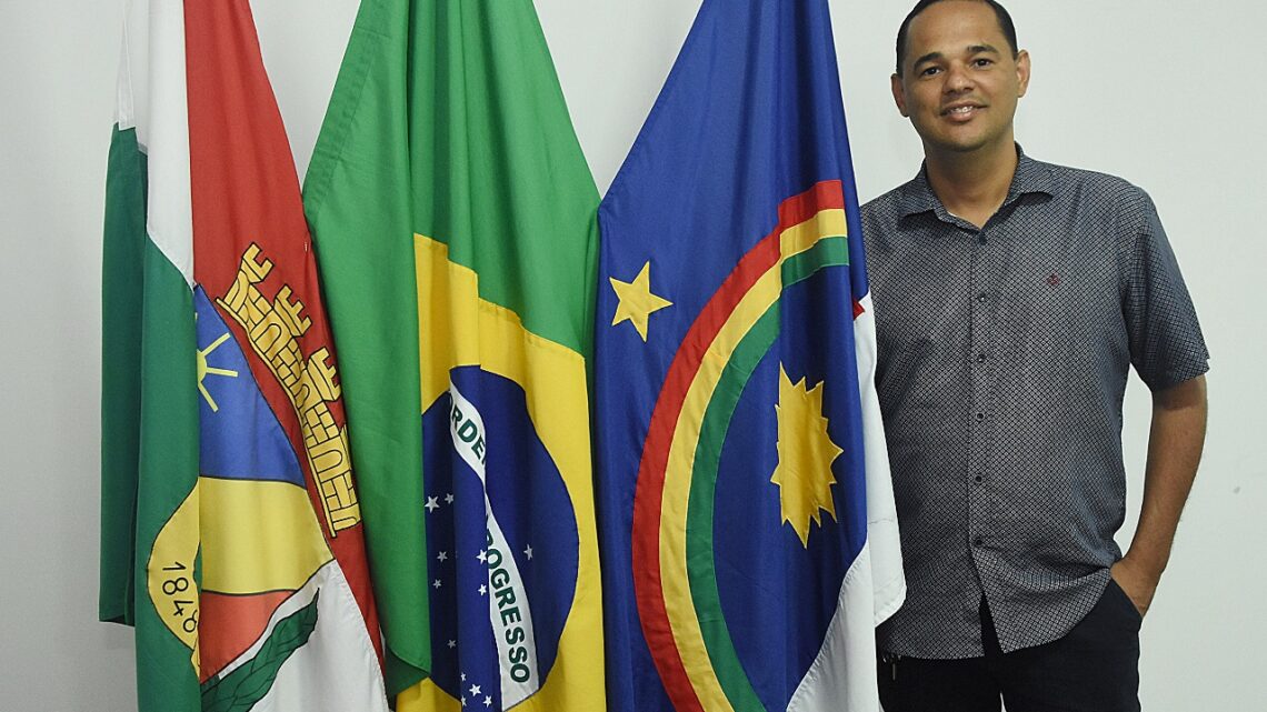 Vereador Irmão Ronaldo pede construções de passagem molhada, canal, quadra poliesportiva e reforma de praça