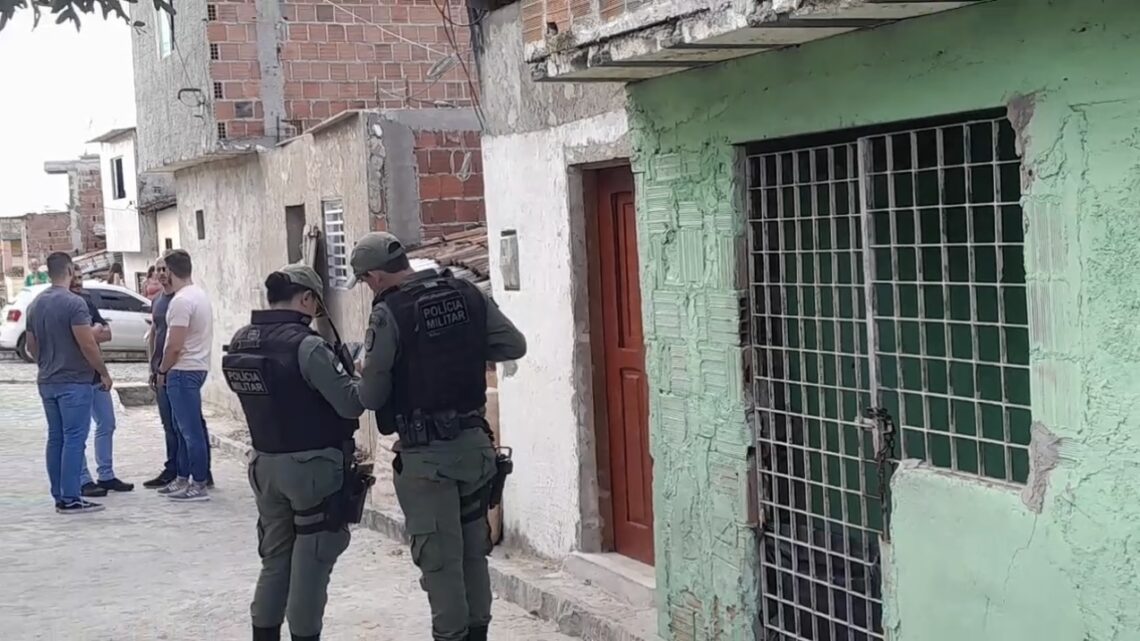 Duplo homicídio em Caruaru: Jovens são mortos dentro de casa Duplo homicídio em Caruaru: Jovens são mortos dentro de casa