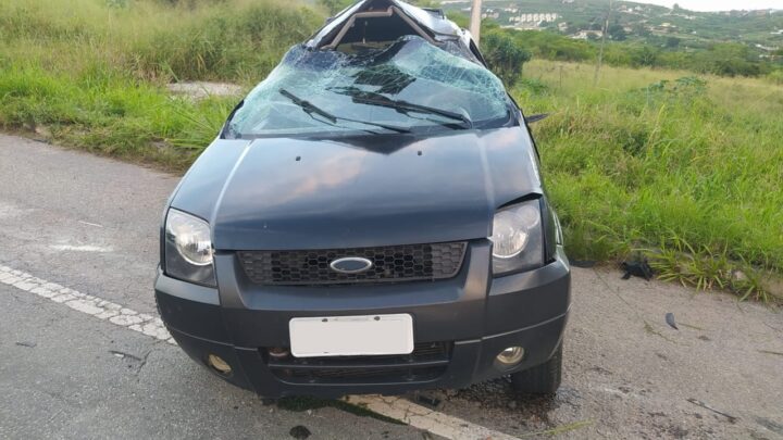 Motorista morre após carro capotar na BR 232