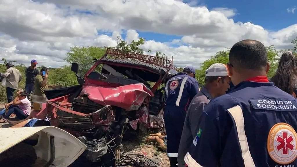 Quatro mortos e vários feridos, após colisão frontal entre toyota e caminhonete