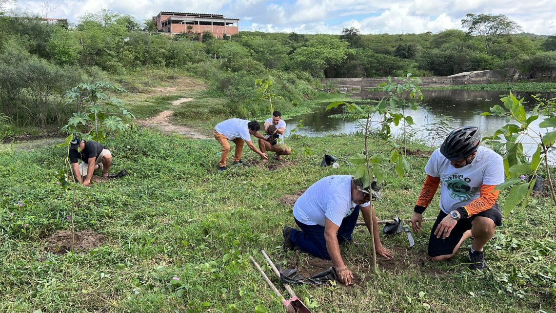 SOS Rio Ipojuca realiza capinação e plantação de mudas, no Espaço Ambiental Terezinha Gonzaga, no Alto do Moura