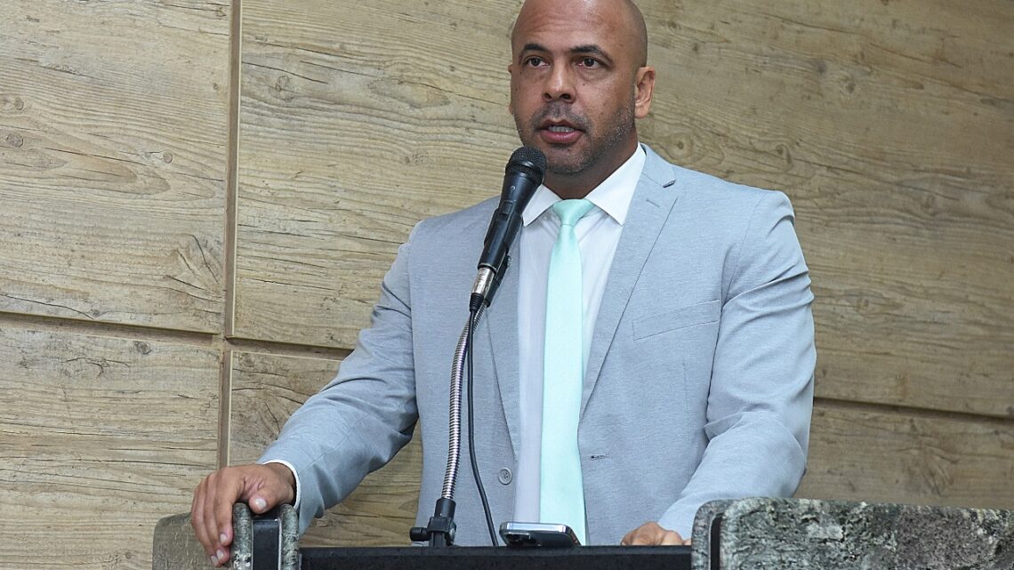 Anderson Correia cobra eficiência da empresa responsável pela iluminação pública de Caruaru Anderson Correia cobra eficiência da empresa responsável pela iluminação pública de Caruaru