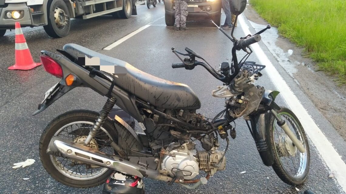 Motociclista morre após colidir com animal Motociclista morre após colidir com animal
