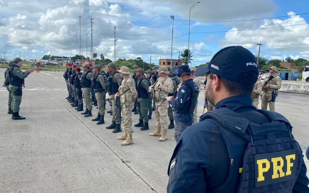 Procurados por roubo são detidos em ônibus da torcida do Ceará na BR 101 em Pernambuco