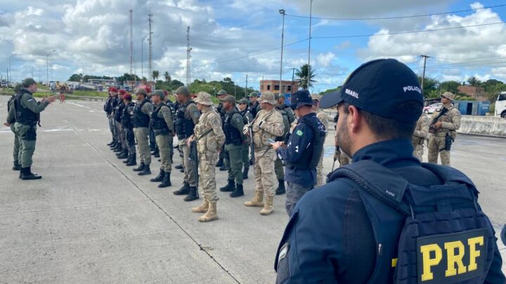 Procurados por roubo são detidos em ônibus da torcida do Ceará na BR 101 em Pernambuco