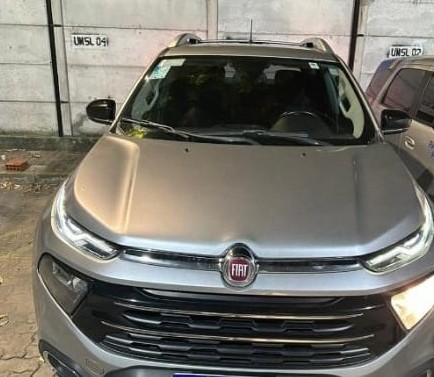 PM apreende carro clonado e drogas