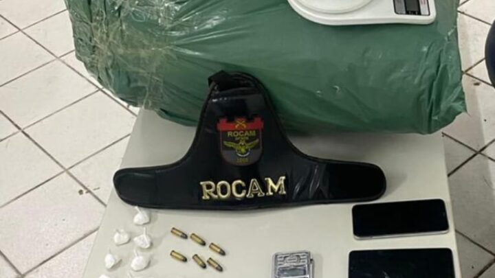 Mulher é presa com arma e quase 40kg de maconha