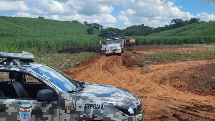Cipoma flagra crime ambiental prende 8 pessoas apreende 06 caminhões e 01 escavadeira
