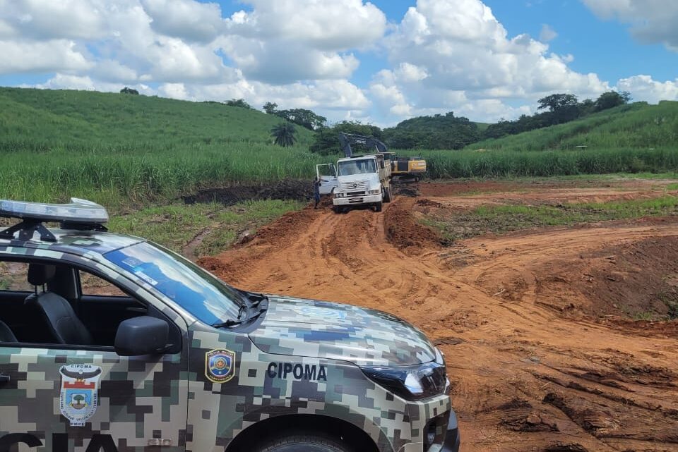 Cipoma flagra crime ambiental prende 8 pessoas apreende 06 caminhões e 01 escavadeira Cipoma flagra crime ambiental prende 8 pessoas apreende 06 caminhões e 01 escavadeira