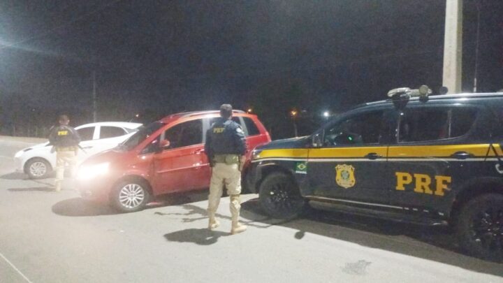 Pai e filho são detidos pela PRF com carros roubados