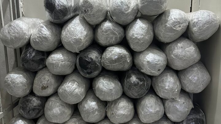 PM apreende grande quantidade de maconha e três carros