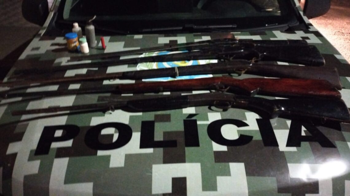 PM faz apreensão de cinco armas de fogo e suspeitos conseguem fugir PM faz apreensão de cinco armas de fogo e suspeitos conseguem fugir