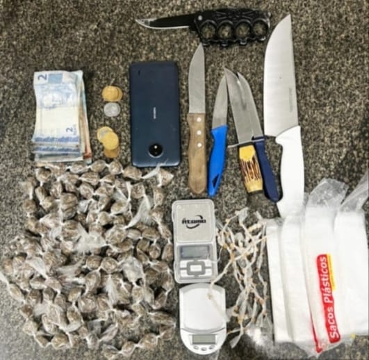 PM apreende carro e celular roubados além de drogas PM apreende carro e celular roubados além de drogas