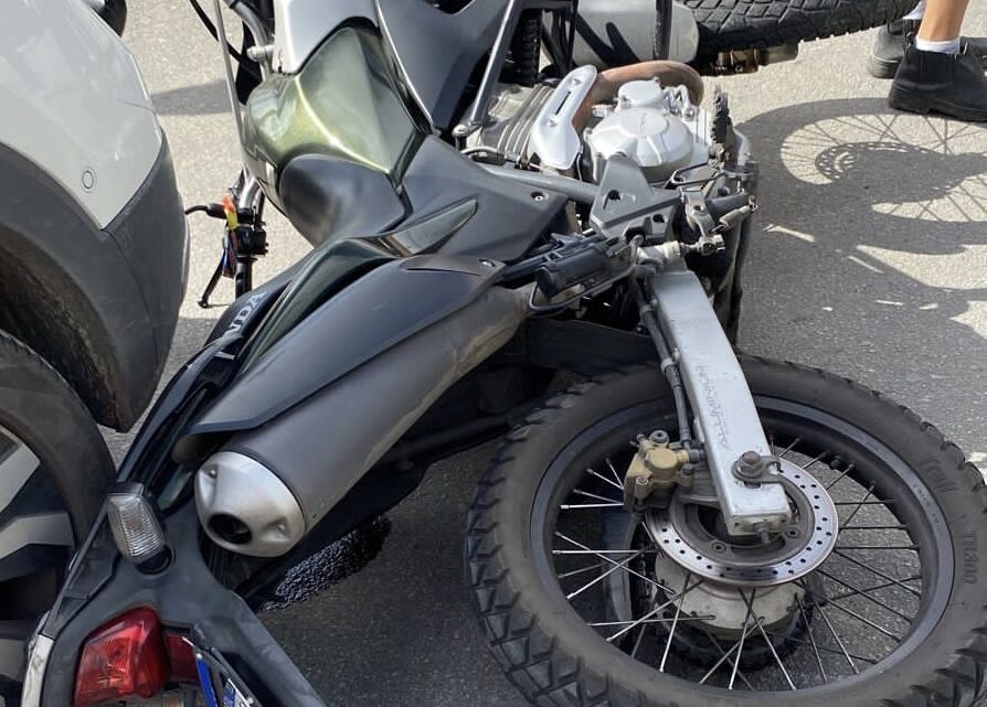 Motociclista colide em carro e morre atropelado por caminhão em Caruaru Motociclista colide em carro e morre atropelado por caminhão em Caruaru