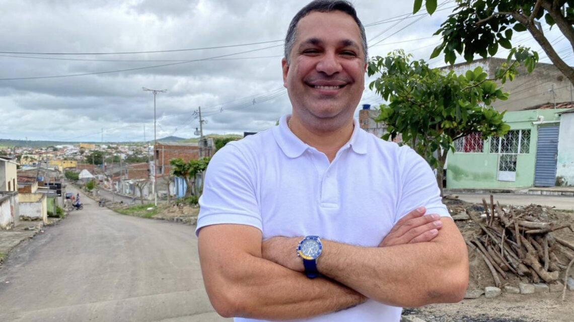 Júnior da Saúde celebra asfalto em rua que estava há anos esquecida em São Caitano Júnior da Saúde celebra asfalto em rua que estava há anos esquecida em São Caitano