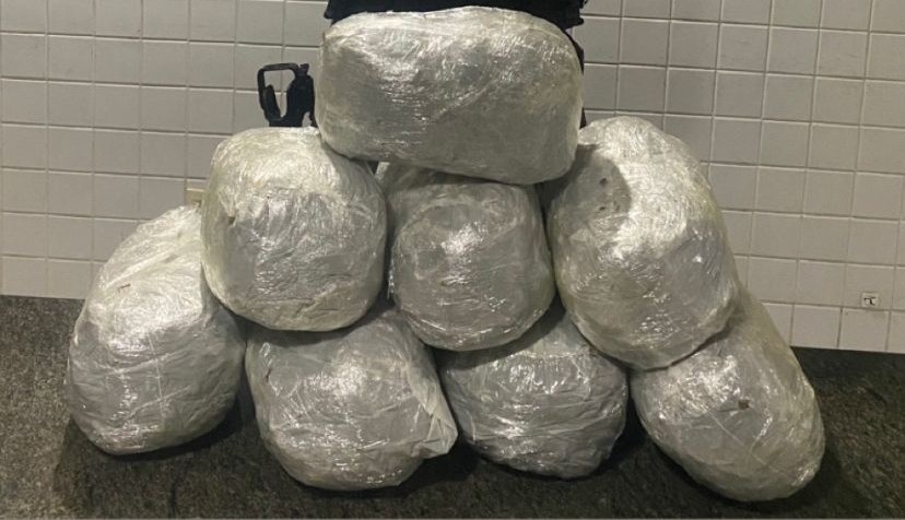 PM apreende 10kg de maconha em transporte complementar