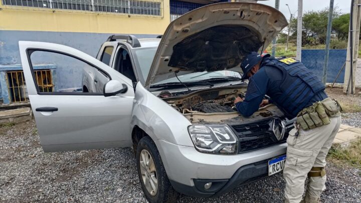 PRF recupera veículos furtados e um deles com porta-malas cheio de equipamento policial