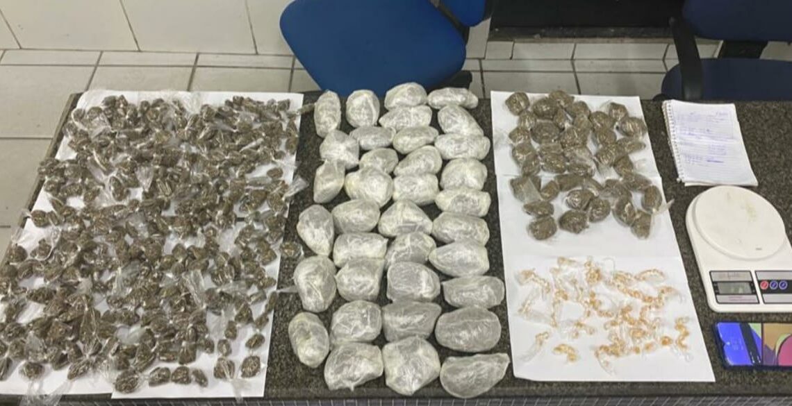 Homem é preso vendendo maconha e crack Homem é preso vendendo maconha e crack