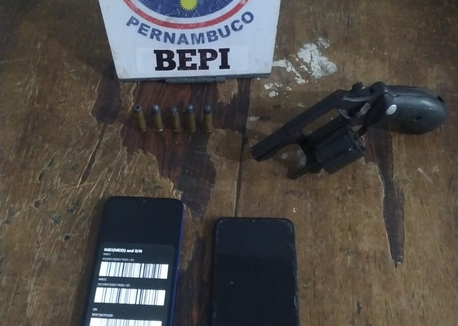Marido e esposa são presos por tráfico, moto adulterada e celulares roubados Marido e esposa são presos por tráfico, moto adulterada e celulares roubados