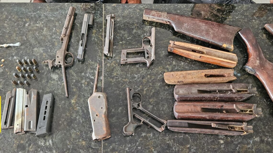 PM apreende pedaços de armas em Caruaru PM apreende pedaços de armas em Caruaru