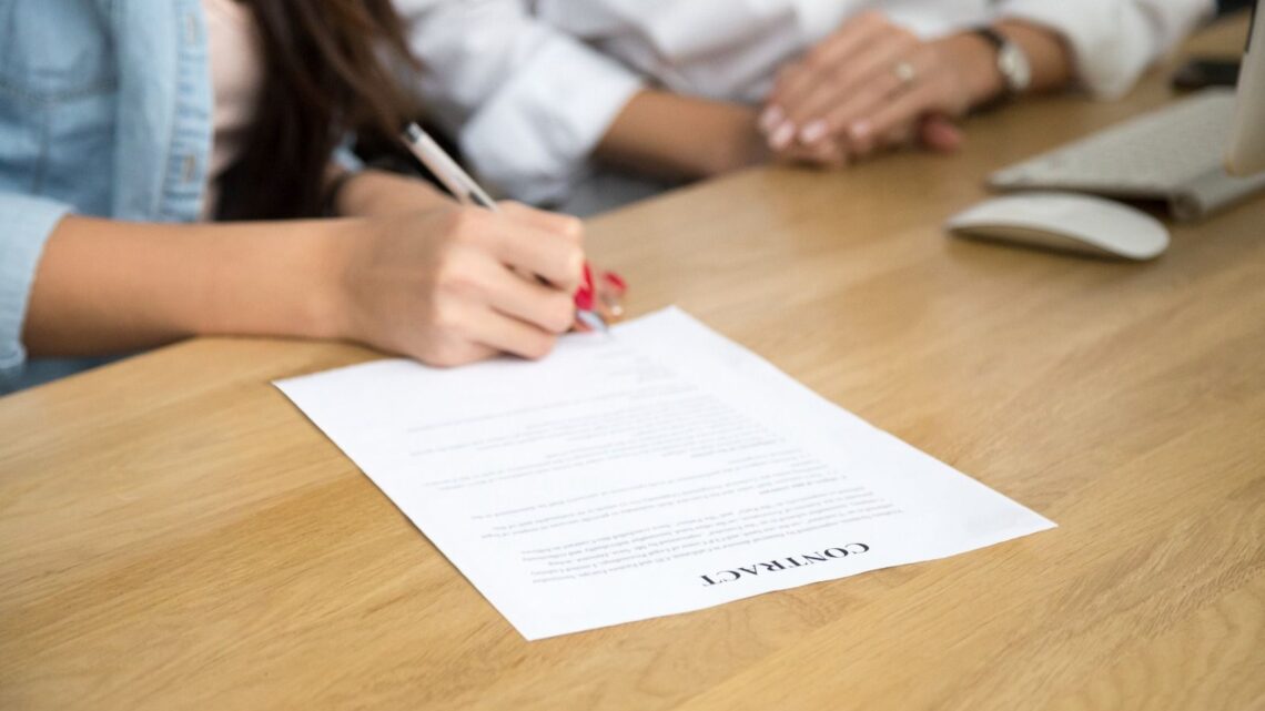 Rescisão de contrato escolar em junho não exime de pagamento de multas