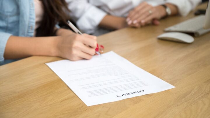 Rescisão de contrato escolar em junho não exime de pagamento de multas