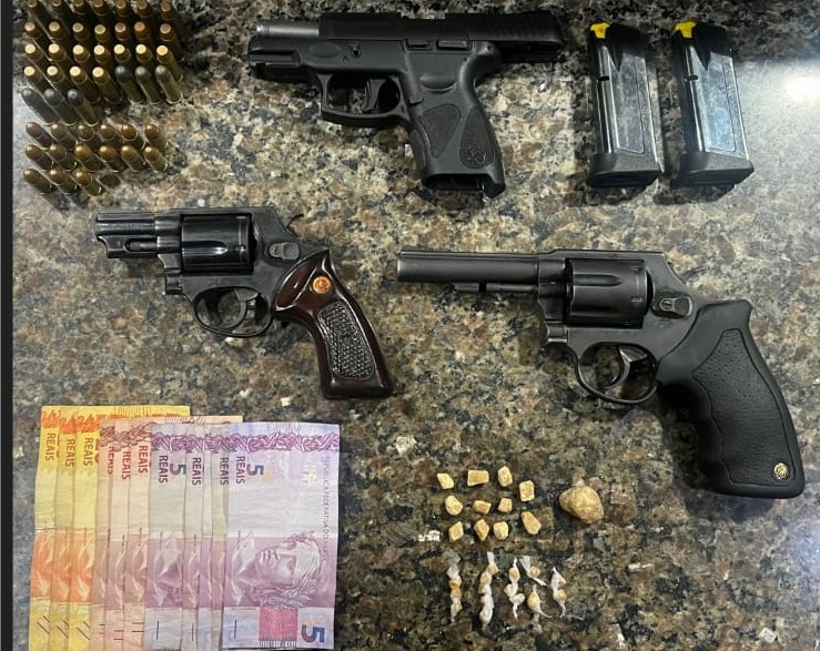 PM captura cinco integrantesde quadrilha e apreende armas PM captura cinco integrantesde quadrilha e apreende armas