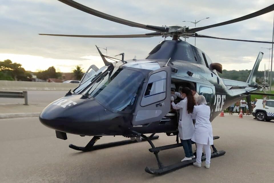 Paciente com traumatismo craniano é removido de helicóptero de Paudalho para Recife