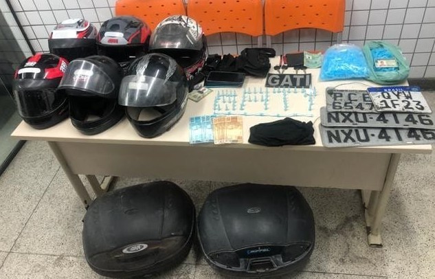 Dupla é presa com drogas e motos roubadas
